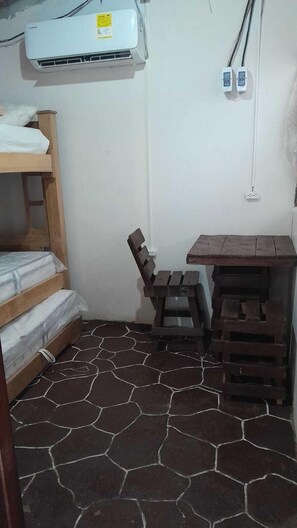 Økonomi-firemannsrom, flere senger, aircondition, havutsikt | Allergitestet sengetøy, skrivebord, skrivebord for bærbar PC og sengetøy