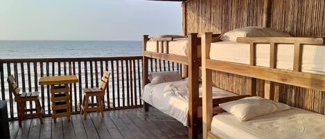 Dortoir partagé panoramique, mixte, vue sur l’océan, face à la mer | Literie hypoallergénique, bureau