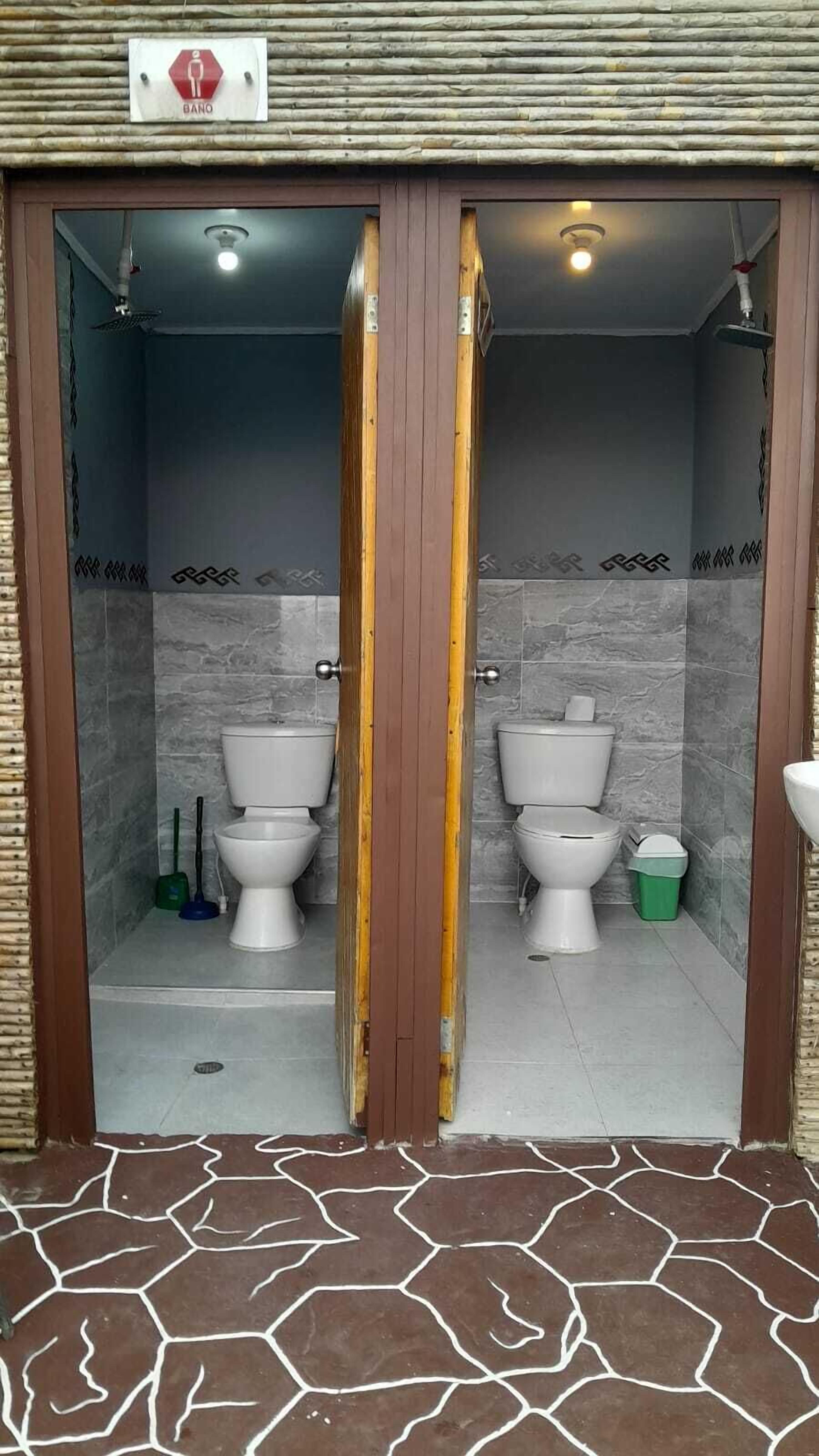 Buồng tắm vòi sen, vòi sen phun mưa, khăn tắm, giấy vệ sinh 