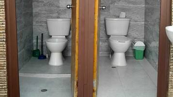 샤워 시설, 레인폴 샤워기, 타월, 화장지