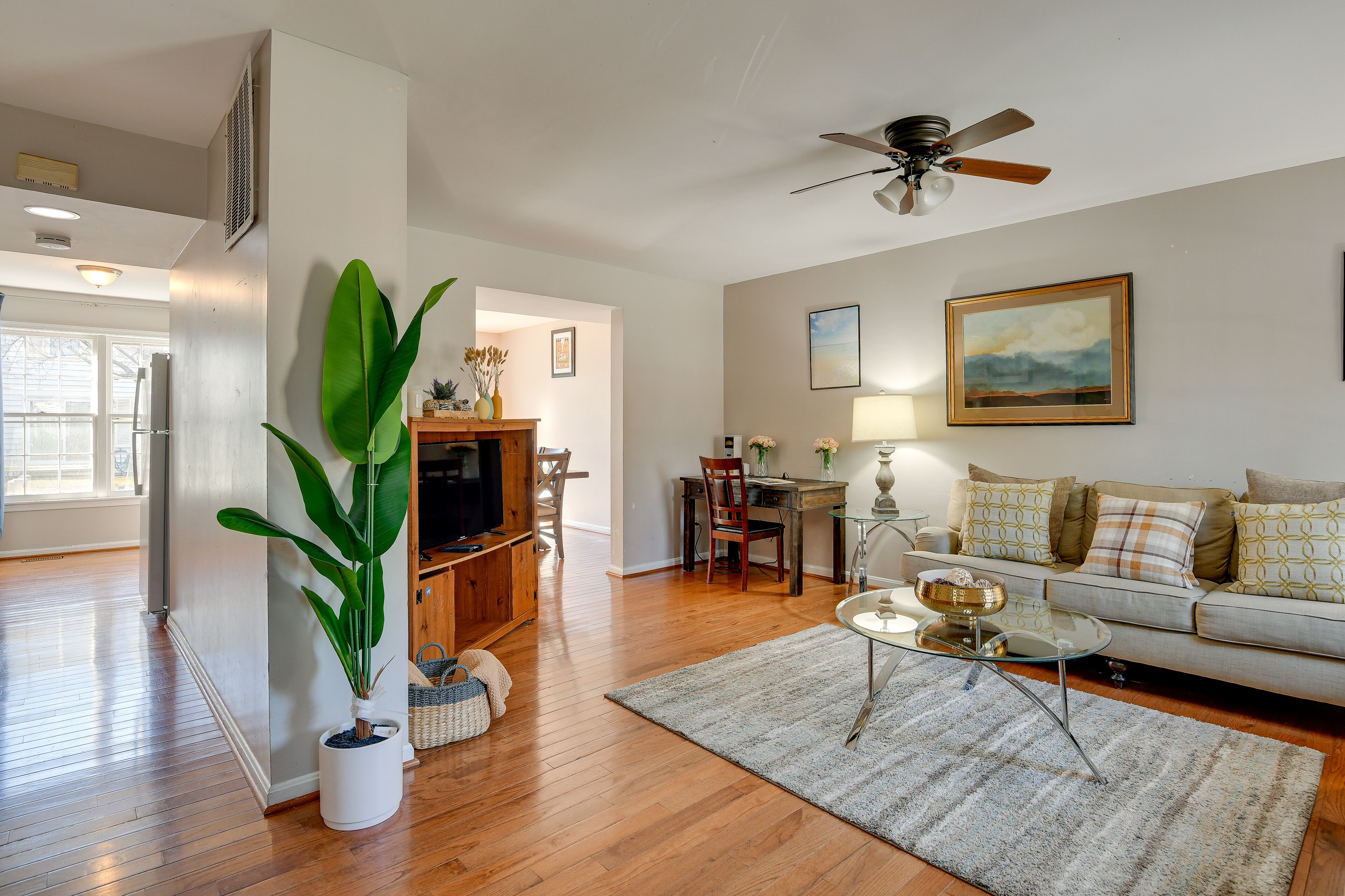 Montgomery Village Townhome w/ Patio: 27 Mi to DC!