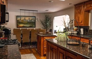 冷蔵庫、電子レンジ、オーブン、コンロ