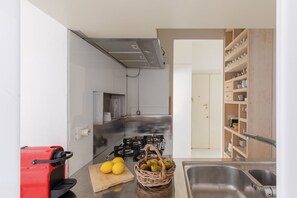 Kjøleskap, mikrobølgeovn, kokeplater og oppvaskmaskin