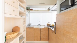 Coffee/tea maker, fridge, microwave, stovetop