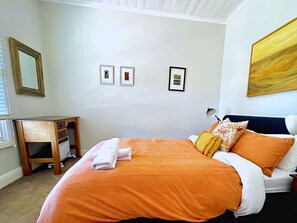 2 slaapkamers, een strijkplank/strijkijzer, wifi