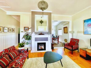 Una televisión, una chimenea