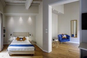 Junior Suite | Minibar, in-room safe, desk, laptop workspace - Dimora72 Luxury Rooms (Florence)