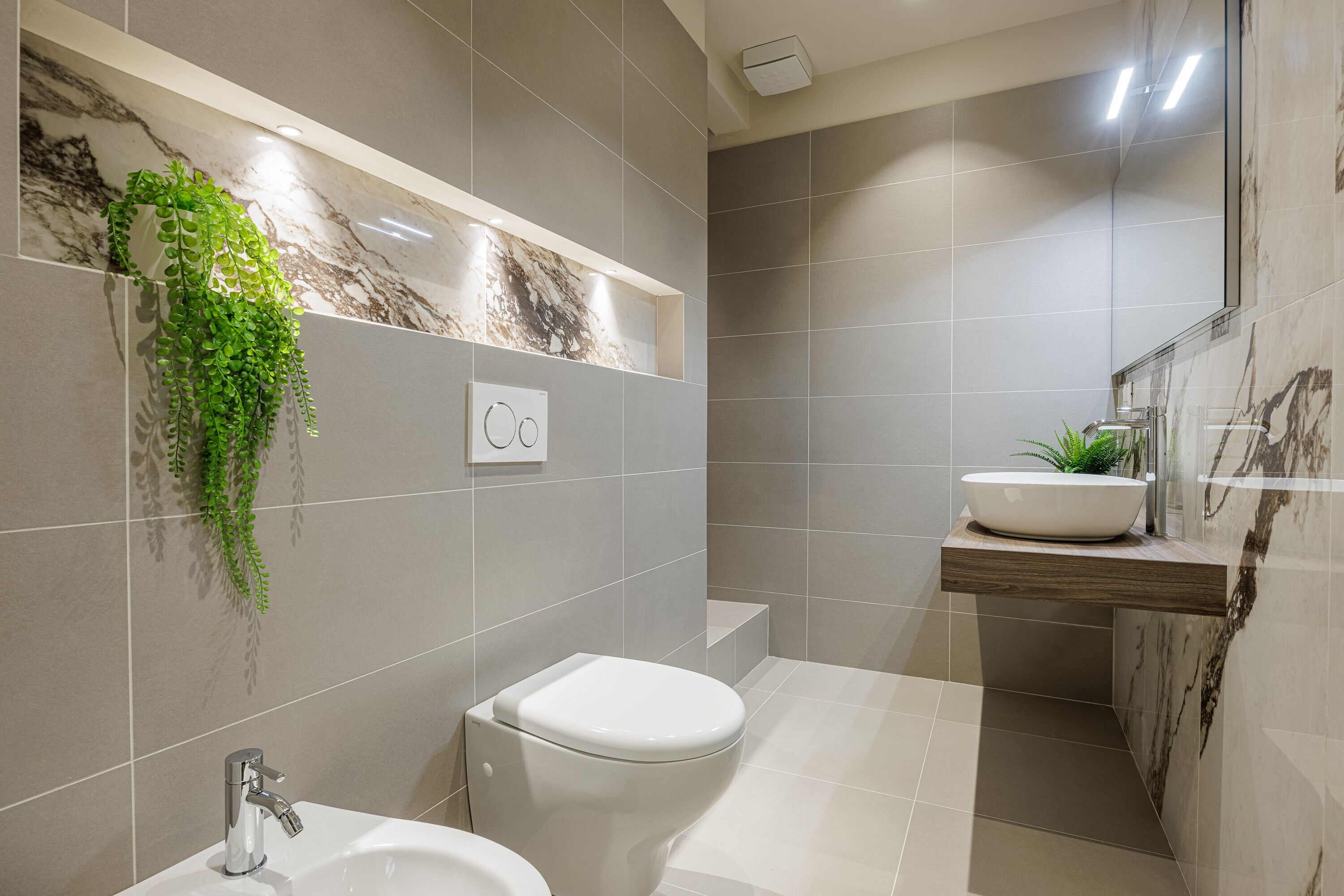 Deluxe kamer, 1 twee- of 2 eenpersoonsbedden | Badkamer | Een douche, een haardroger, pantoffels, een bidet