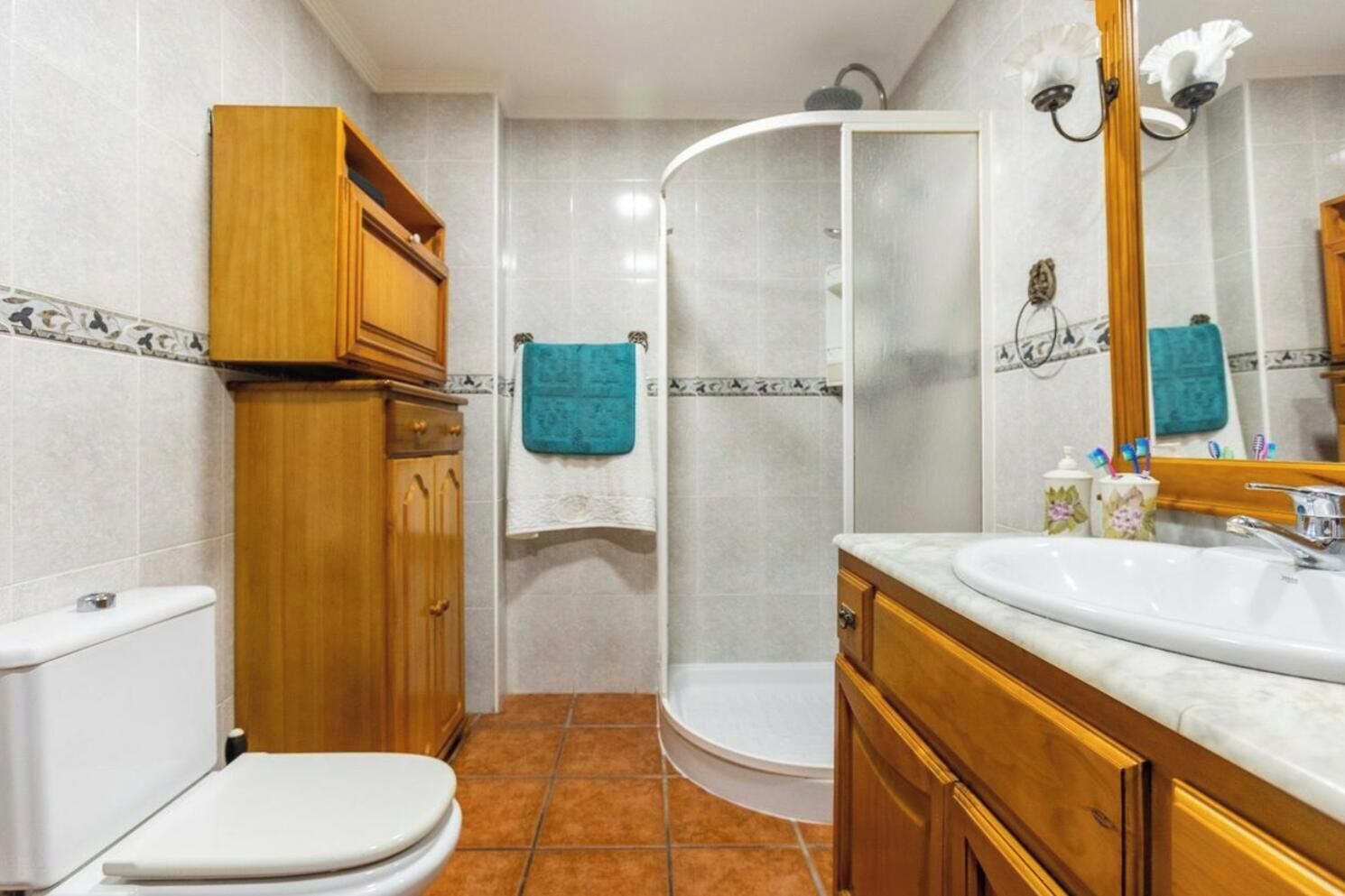 Dusj, bidé, håndklær og toalettpapir