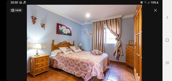 4 bedrooms, iron/ironing board, WiFi, bed sheets