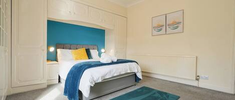 4 habitaciones, escritorio, tabla de planchar con plancha y wifi