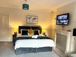 4 bedrooms, desk, iron/ironing board, WiFi