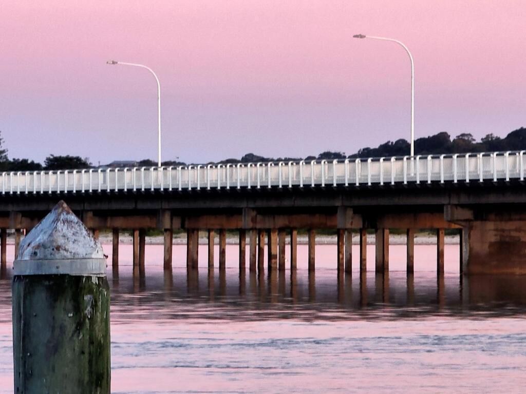 Un pont équipé de lampadaires et doté d’une rambarde métallique.