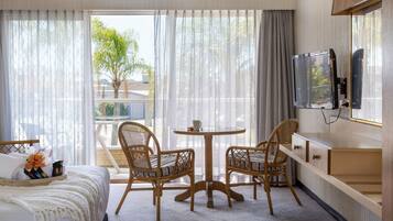 Phòng đôi Deluxe | Bàn, khu vực làm việc phù hợp cho laptop, màn/rèm cản sáng