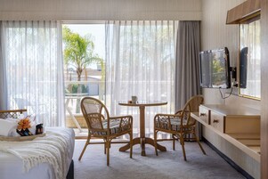 Escritorio, espacio para trabajar con laptop y cortinas blackout 