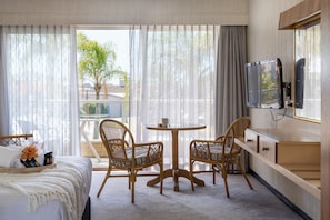 デラックス ダブルルーム | デスク、ノートパソコン用作業スペース、遮光カーテン、防音設備