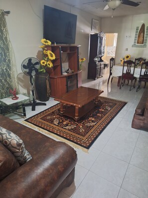 Smart TV - Comfortable, Cosy and Quiet Retreat in Kingston,with all the necessary amenities (Kingston)