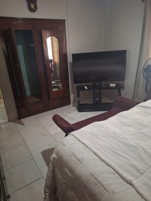 2 bedrooms, iron/ironing board, free WiFi, bed sheets - Comfortable, Cosy and Quiet Retreat in Kingston,with all the necessary amenities (Kingston)