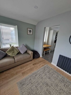 Apartment | 2 bedrooms, free WiFi, bed sheets - Captivating 2-bed Apartment in Tenby (Tenby)