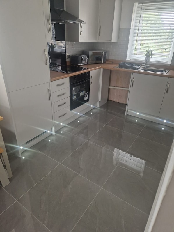 Apartment | Private kitchen | Fridge, microwave, oven, stovetop - Captivating 2-bed Apartment in Tenby (Tenby)