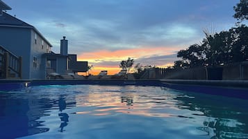 Alberca al aire libre y alberca climatizada