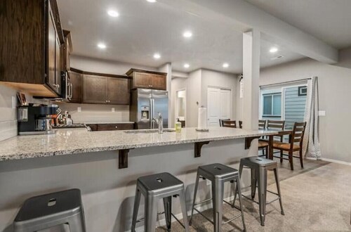 Large Cottage Near Downtown, Beach & Skiing #116