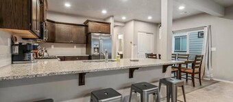 Large Cottage Near Downtown, Beach & Skiing #116