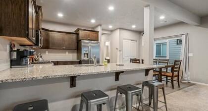 Large Cottage Near Downtown, Beach & Skiing #116