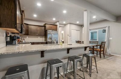 Large Cottage Near Downtown, Beach & Skiing #116