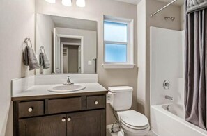 Hiustenkuivaaja, pyyhkeet, saippua, sampoo