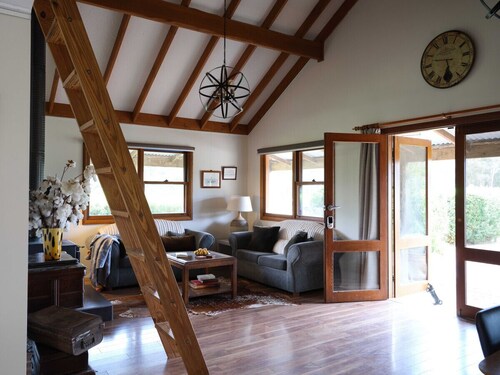 Shawwood Cottage Luxury Mudgee Farm Accommodation with spectacular sunsets and sweeping views to the hills and town, close to town in the midst of popular cellar doors.