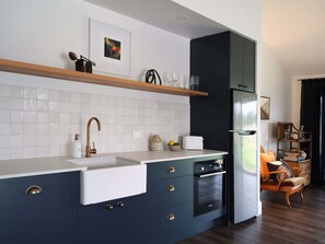 Fridge, microwave, oven, stovetop - Shawwood Cellar Door Luxury Mudgee Farm Accommodation, Sweeping Views, Spectacular Sunsets (Bombira)