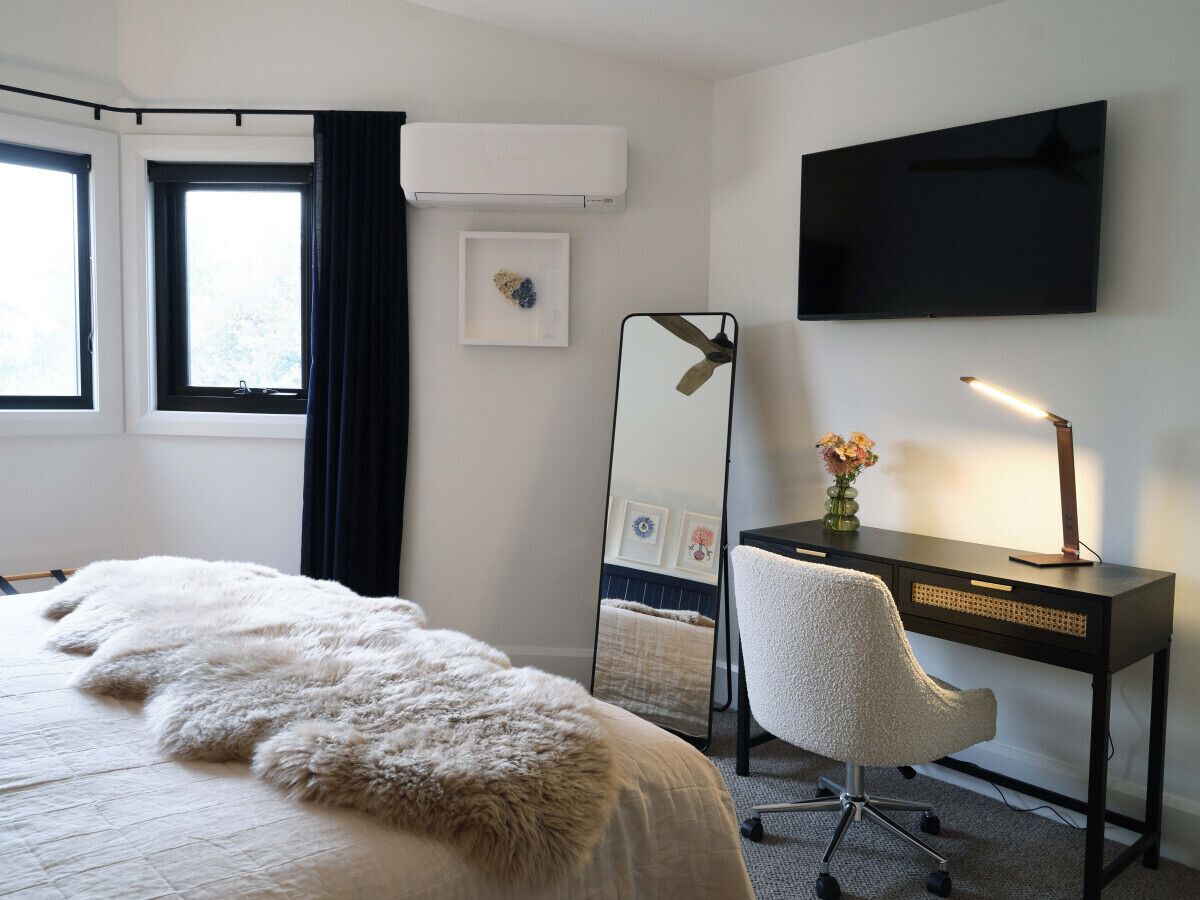 1 chambre, bureau, fer et planche à repasser, lit parapluie