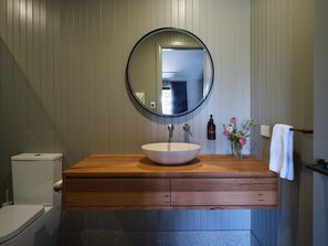 Sèche-cheveux, serviettes fournies