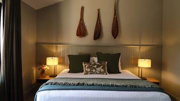 1 slaapkamer, een bureau, een strijkplank/strijkijzer, reisbedje