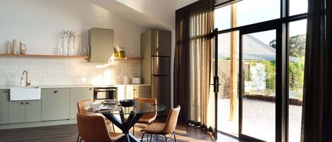 Réfrigérateur, four à micro-ondes, surface de cuisson, lave-vaisselle