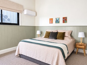 A bedroom with a bed, bedside lamps, a window with blinds, and wall-mounted artwork. - Shawwood Bottling Room - Luxury Mudgee Farm Stay, close to town and wineries (Bombira)