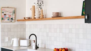 Coffee/tea maker, fridge, microwave, oven