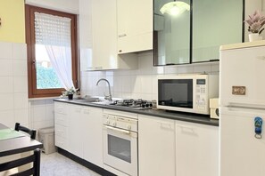 Fridge, dining tables - SE044 - Senigallia, comfortable three-room apartment with porch (Senigallia)