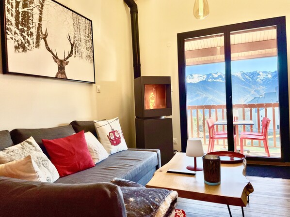 Smart TV, fireplace, ping pong