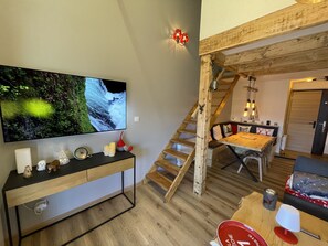 Smart-TV, Kamin, Tischtennisplatte