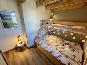2 bedrooms, travel crib, free WiFi