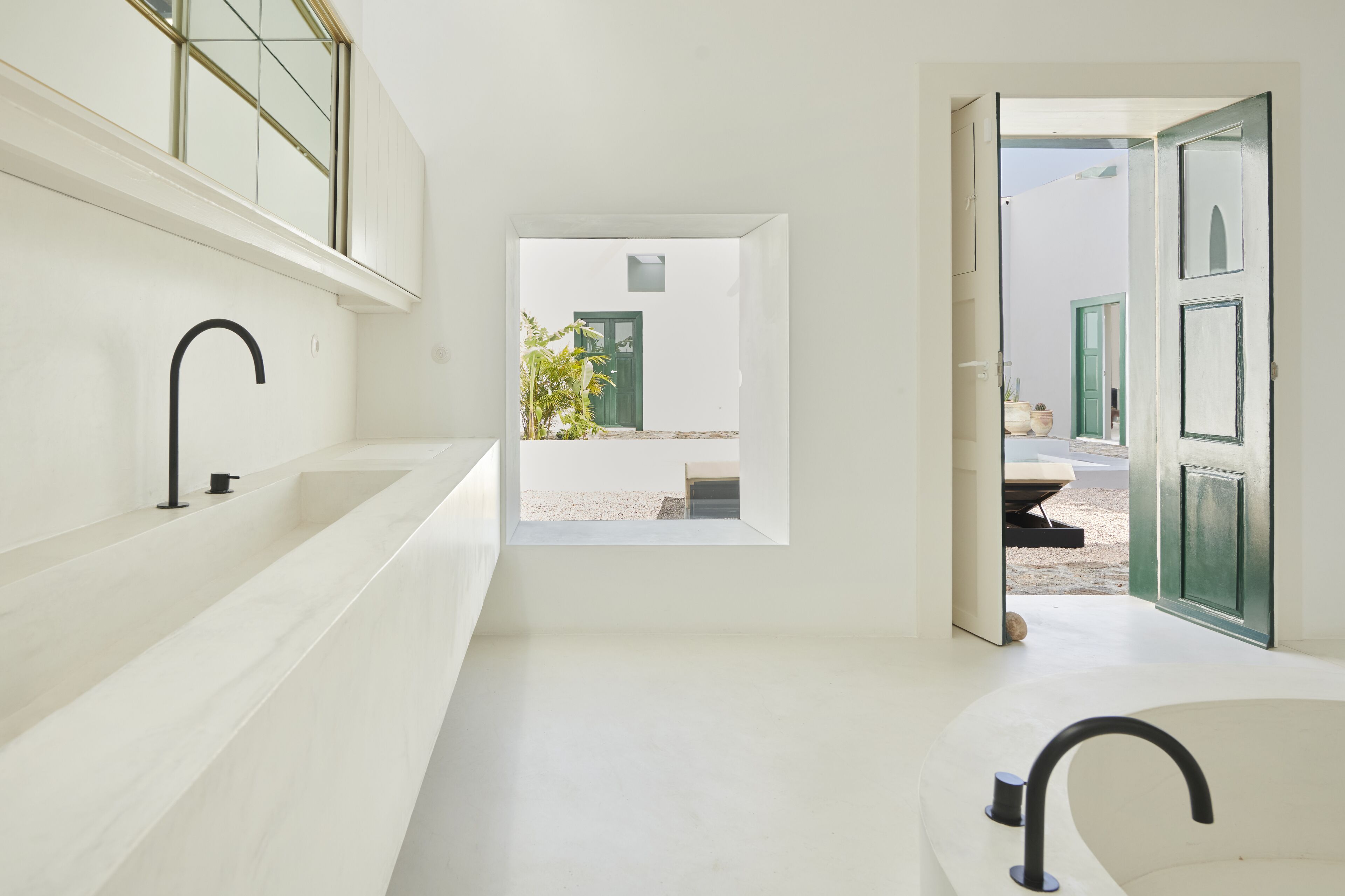 Deluxe Suite | Bathroom | Shower, rainfall showerhead, hair dryer, bathrobes