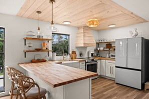 Fridge, oven, stovetop, dishwasher