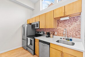 Fridge, microwave, oven, stovetop - Iconic Seattle Experience: Explore Seattle's Unique Downtown! Great for Groups! (Seattle)
