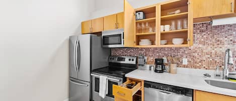 Refrigerador, microondas, horno y parrilla de estufa