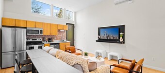 Iconic Seattle Experience: Explore Seattle's Unique Downtown! Great for Groups!