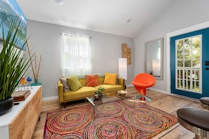 Smart TV, books - “Downtown Orlando Comfy House” (Downtown Orlando)