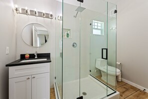 Bruser, miljøvenlige toiletartikler, hårtørrer, håndklæder