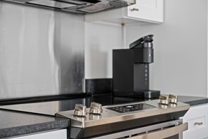 Fridge, microwave, oven, stovetop - “Downtown Orlando Comfy House” (Downtown Orlando)